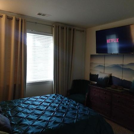 Six Flags Luxury Private Rooms Santa Clarita Exterior foto