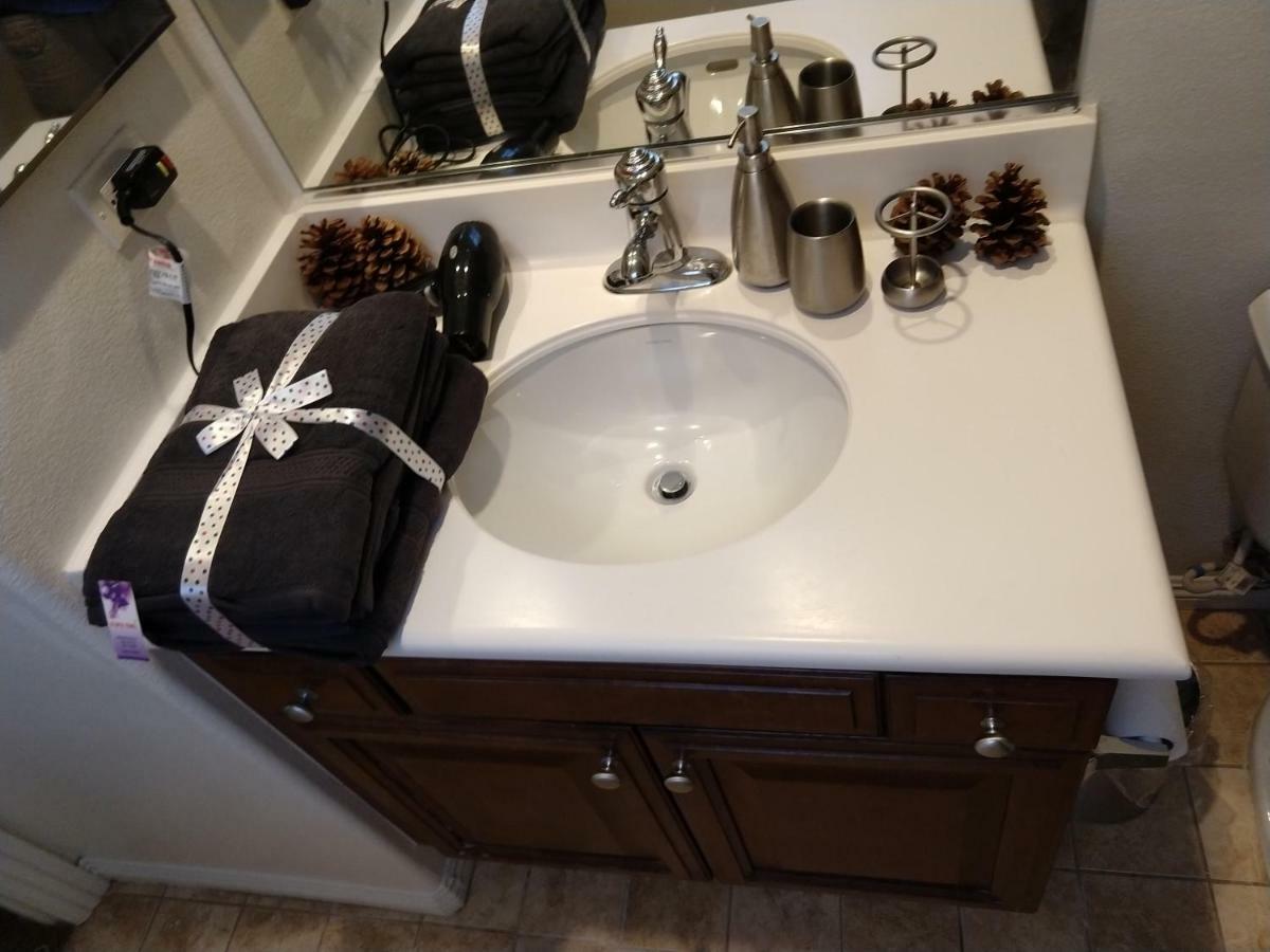 Six Flags Luxury Private Rooms Santa Clarita Exterior foto