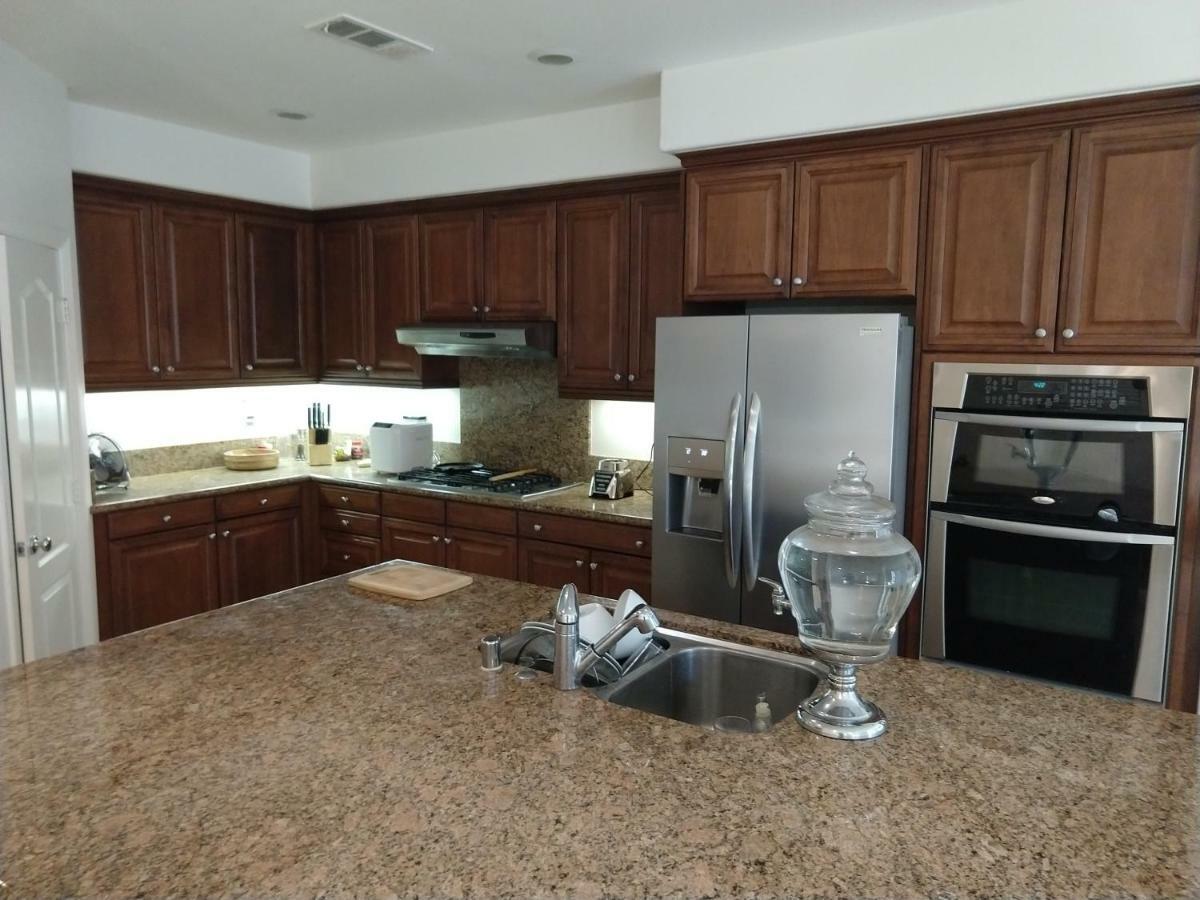 Six Flags Luxury Private Rooms Santa Clarita Exterior foto