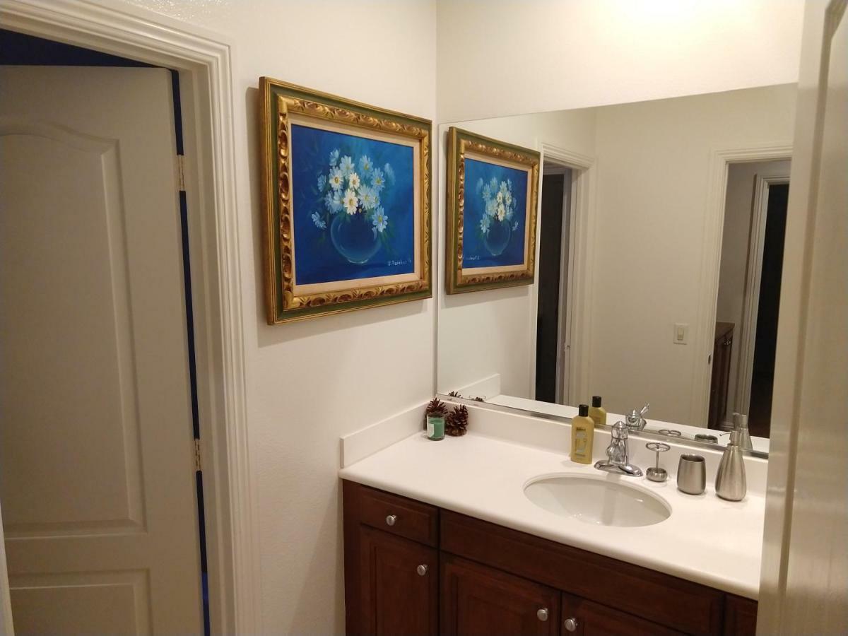 Six Flags Luxury Private Rooms Santa Clarita Exterior foto