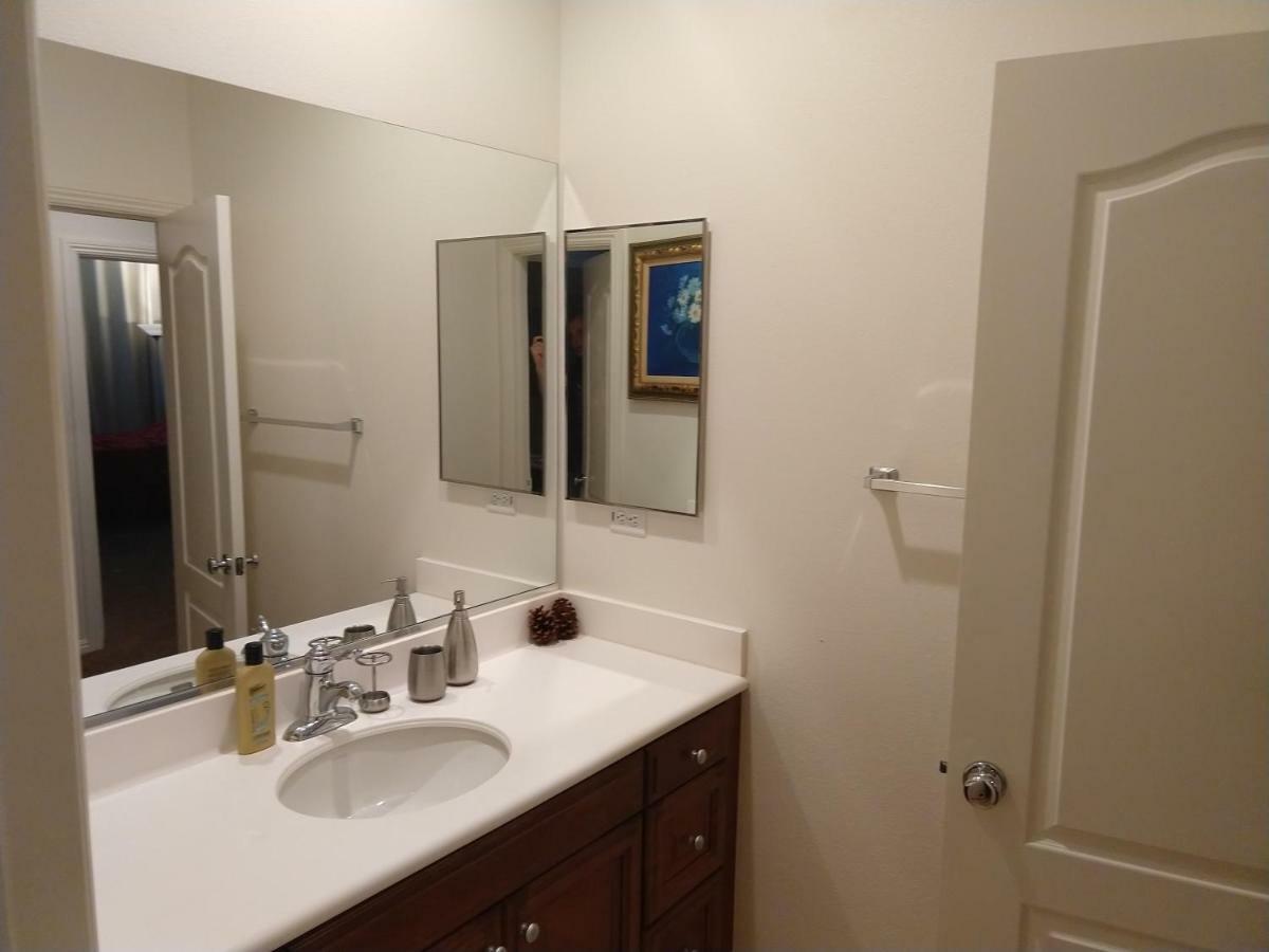 Six Flags Luxury Private Rooms Santa Clarita Exterior foto