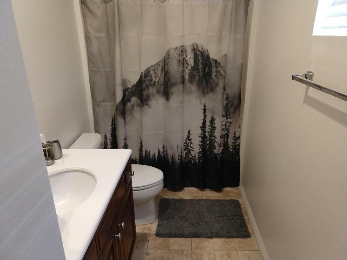 Six Flags Luxury Private Rooms Santa Clarita Exterior foto