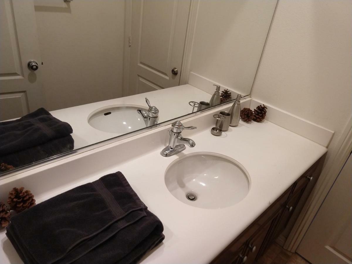 Six Flags Luxury Private Rooms Santa Clarita Exterior foto