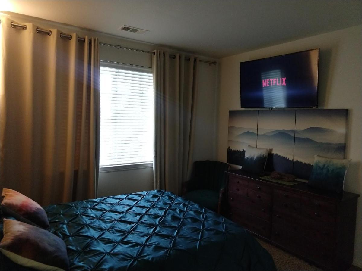 Six Flags Luxury Private Rooms Santa Clarita Exterior foto