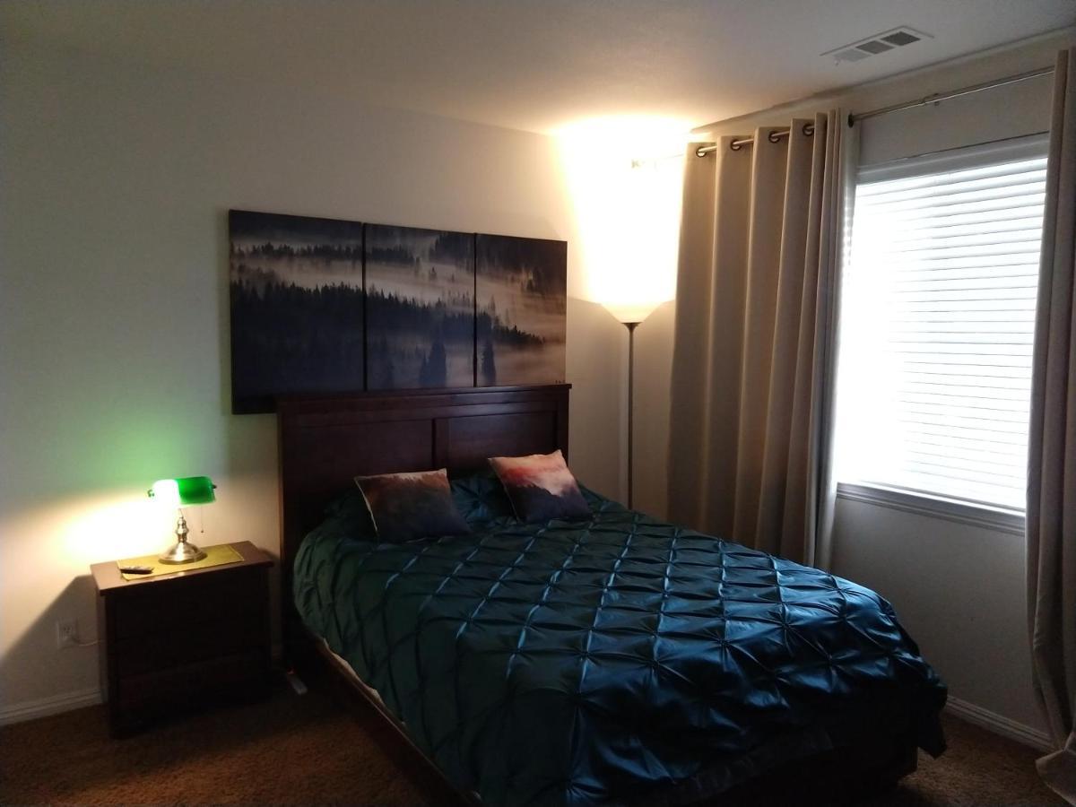 Six Flags Luxury Private Rooms Santa Clarita Exterior foto